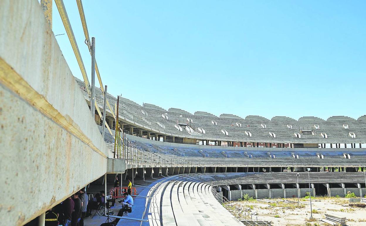 Las obras del nuevo estadio del Valencia en Cortes Valencianas llevan paralizadas desde 2009.