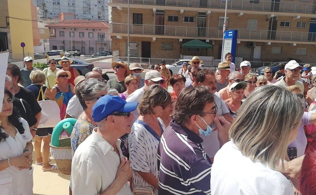 Imagen principal - Vecinos de El Faro durante la protesta, el cartel que se colocó para anunciar el cierre y el acceso al centro clausurado. 