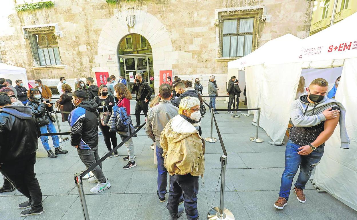 Decenas de personas en uno de los puntos de vacunación sin cita instalados frente al Palau de la Generalitat.