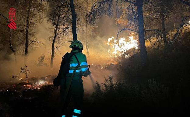 El incendio de Venta del Moro calcina ya 1.100 hectáreas de monte 