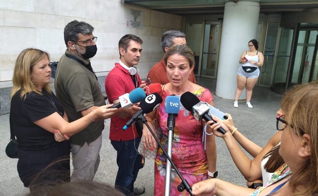 La abogada Isabel Carricondo Antón, que ejerce una de las acusaciones particulares, atiende a los medios de comunicación a la salida de la Ciudad de la Justicia de Valencia. 