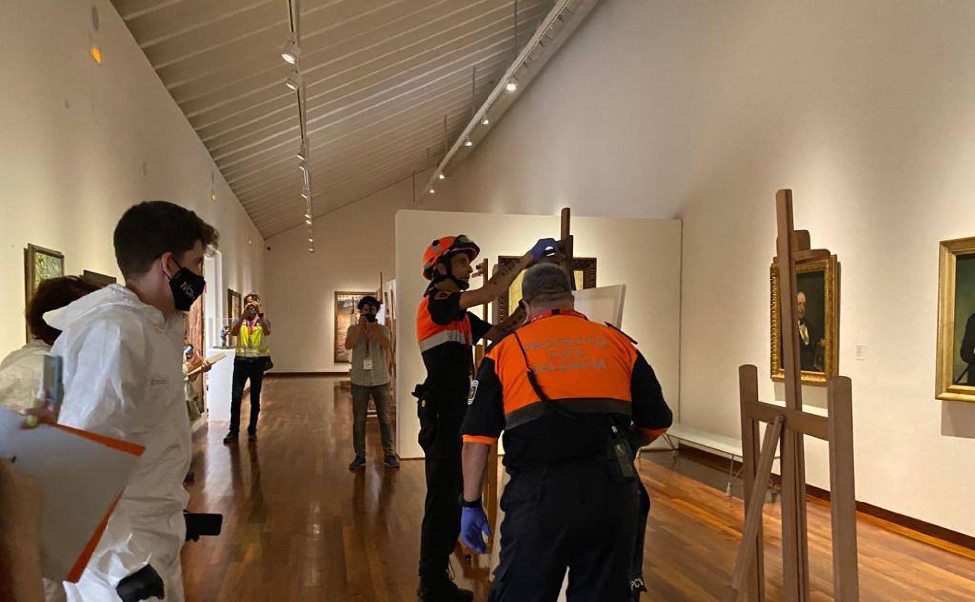 Protección Civil y los técnicos inician el desalojo de las obras de arte del Museo de Bellas Artes de Valencia. 