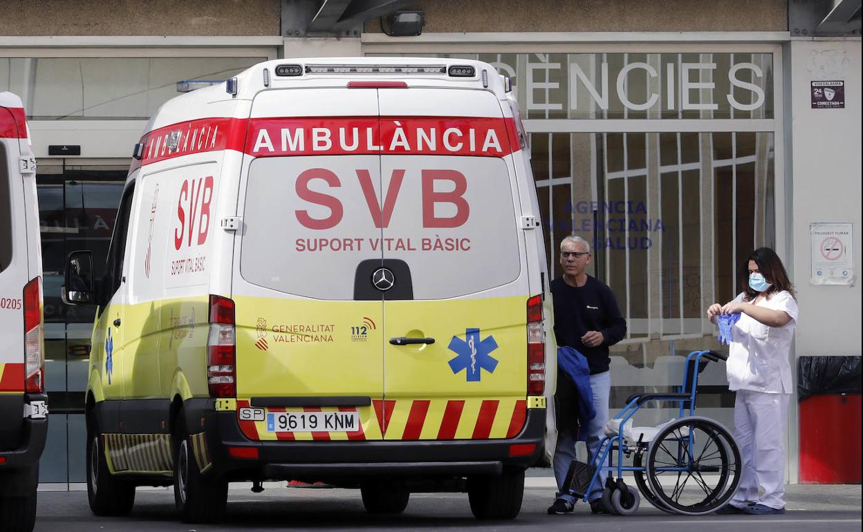 Una ambulancia a las puertas de un hospital valenciano, en una imagen de archivo.