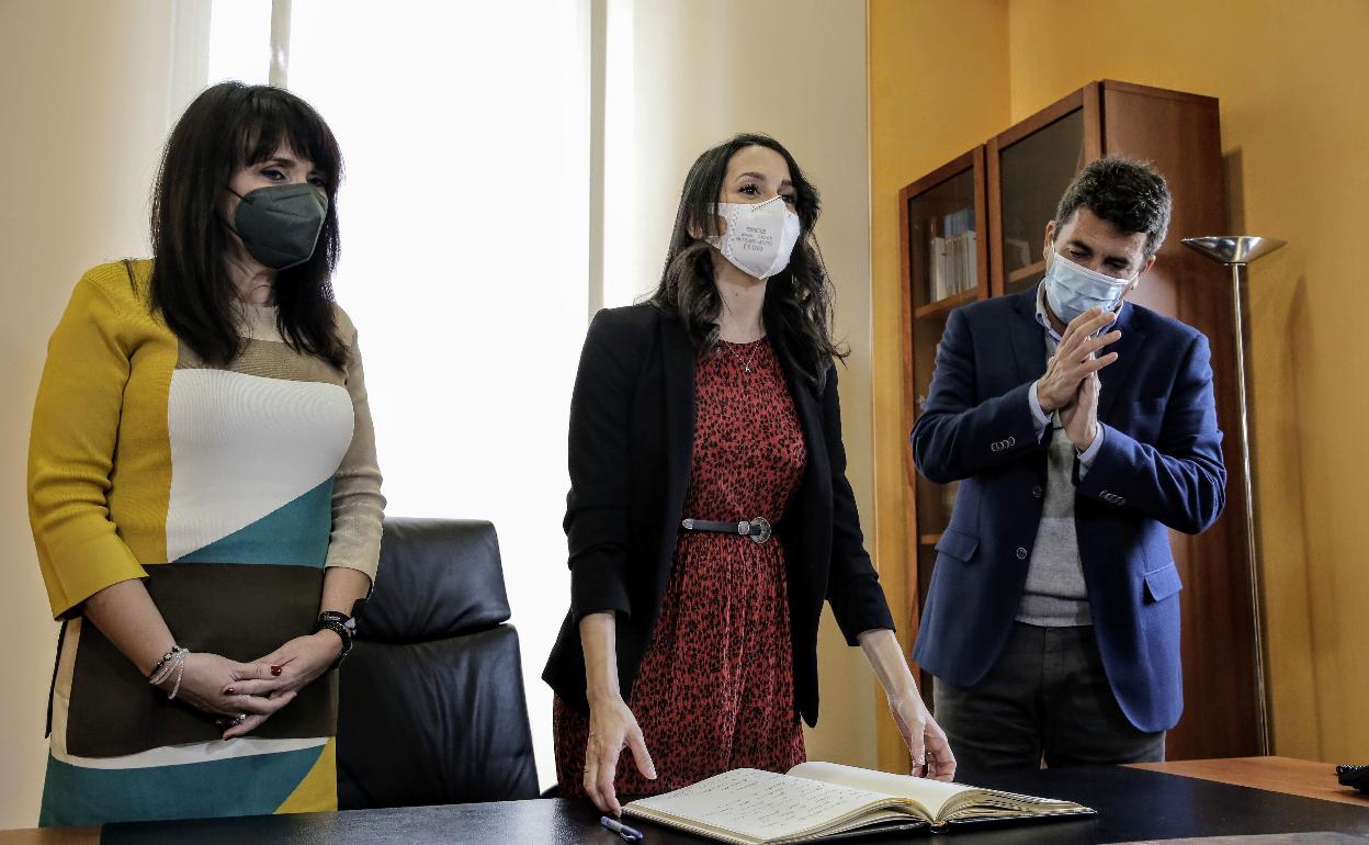 Julia Parra, Inés Arrimadas y Carlos Mazón, en la Diputación de Alicante. 