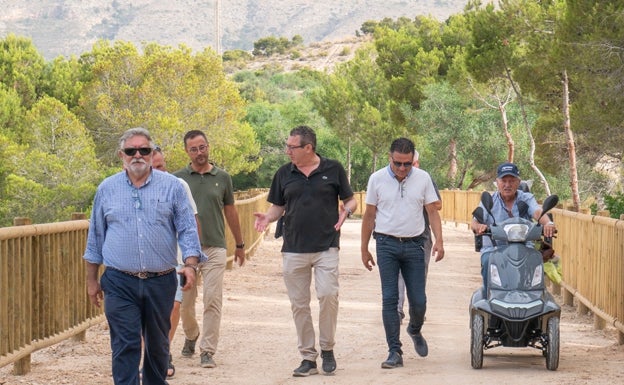 Toni Pérez (en el centro) durante la visita realizada este martes