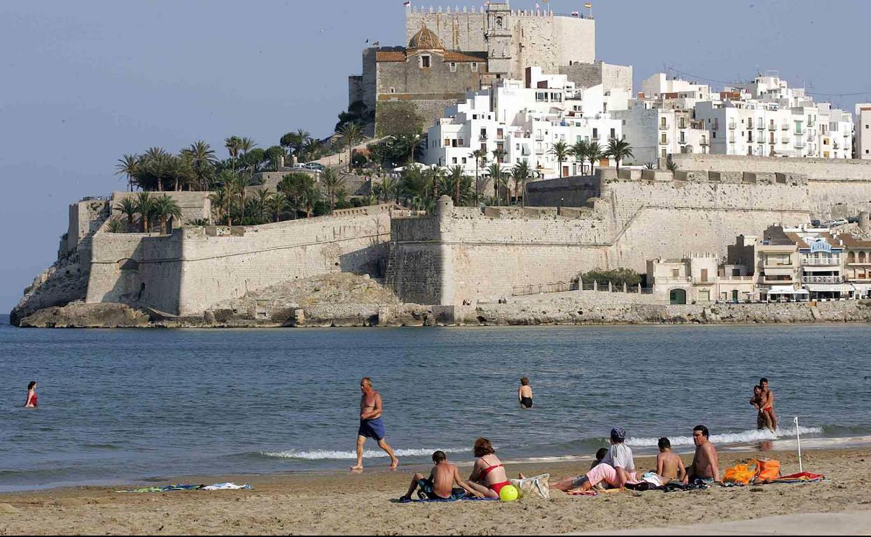 Playa de Peñíscola con el castillo al fondo.