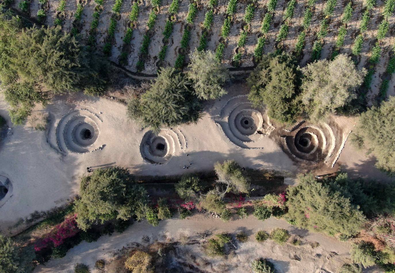 El centro arqueológico de los acueductos de Cantalloc, situados a apenas 4 kilómetros de la actual ciudad de Nazca, está formado por una veintena de respiraderos en forma de espiral de unos seis o siete metros de profundidad que conectan y dejan ver, oír y sentir la presencia de la preciada agua. 