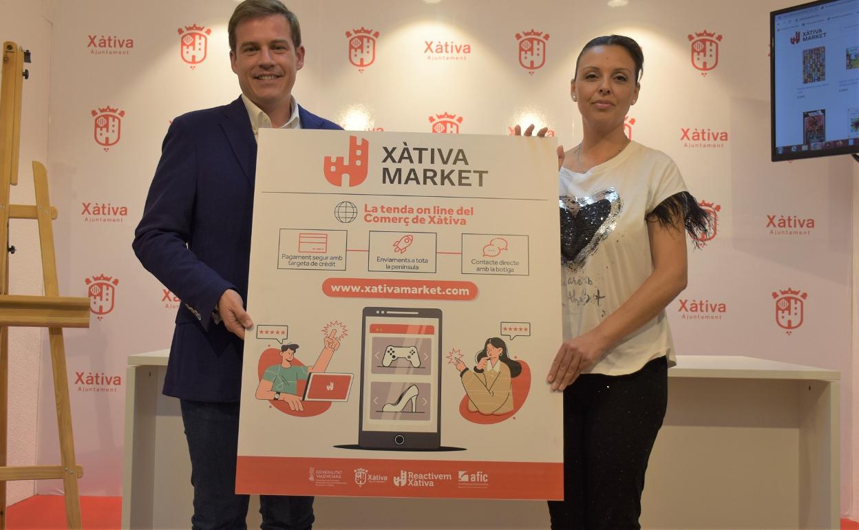 Roger Cerdà y María José Díaz en la presentación de la plataforma de venta online de los comercios de Xàtiva. 