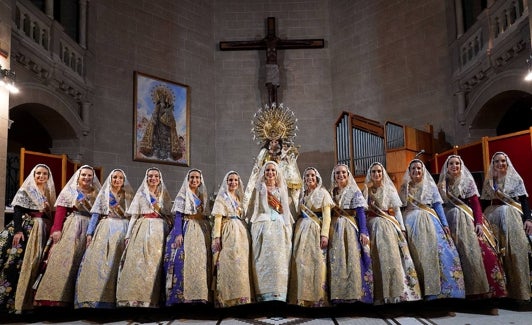 Besamanos de la Virgen de Carmen Martín y su corte. 