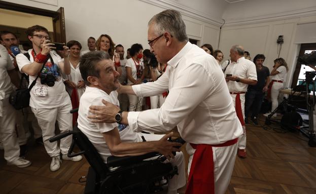 El alcalde Pamplona Enrique Maya (d) saluda a Juan Carlos Unzué antes de salir al balcón del Ayuntamiento en la Plaza Consistorial de Pamplona para dar el chupinazo de los Sanfermines. 