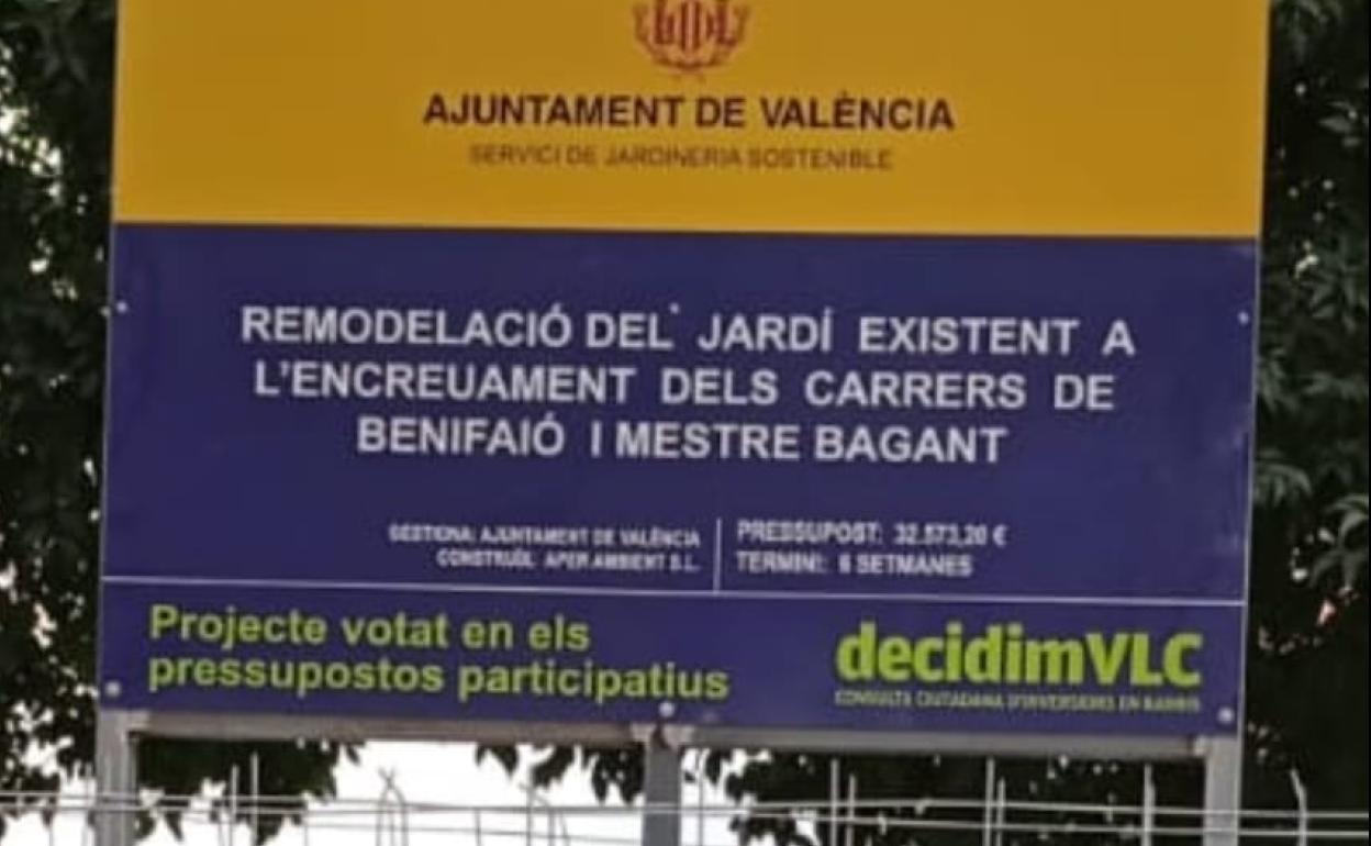 Cartel que anuncia la remodelación del parque.