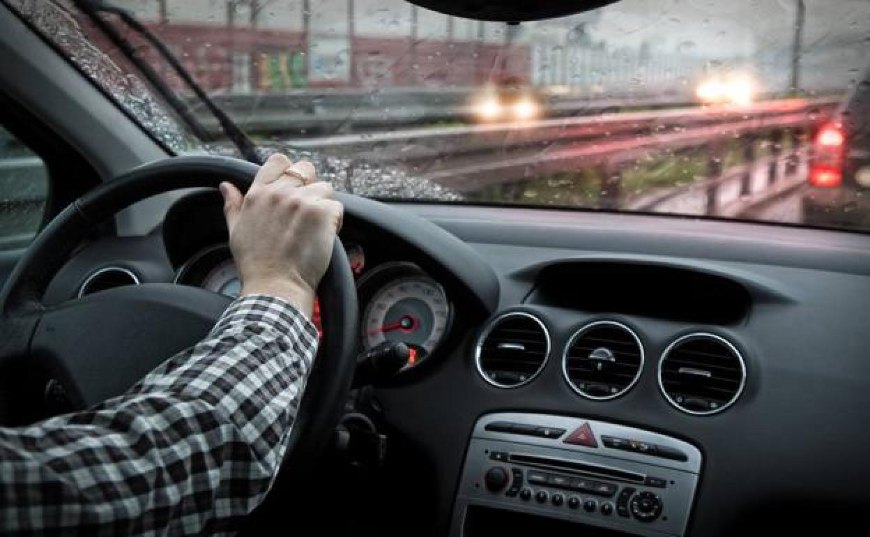 DGT, multa | La desconocida multa por comer en el coche