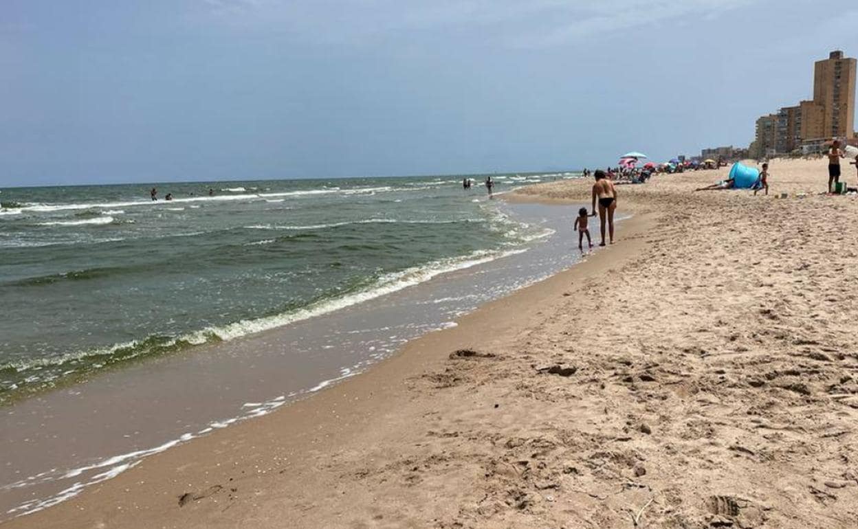 Agua verde de las playas en Valencia | El Ayuntamiento de Valencia  recordará a la Junta de Desagüe de la Albufera que abra las compuertas  fuera de las horas de baño |