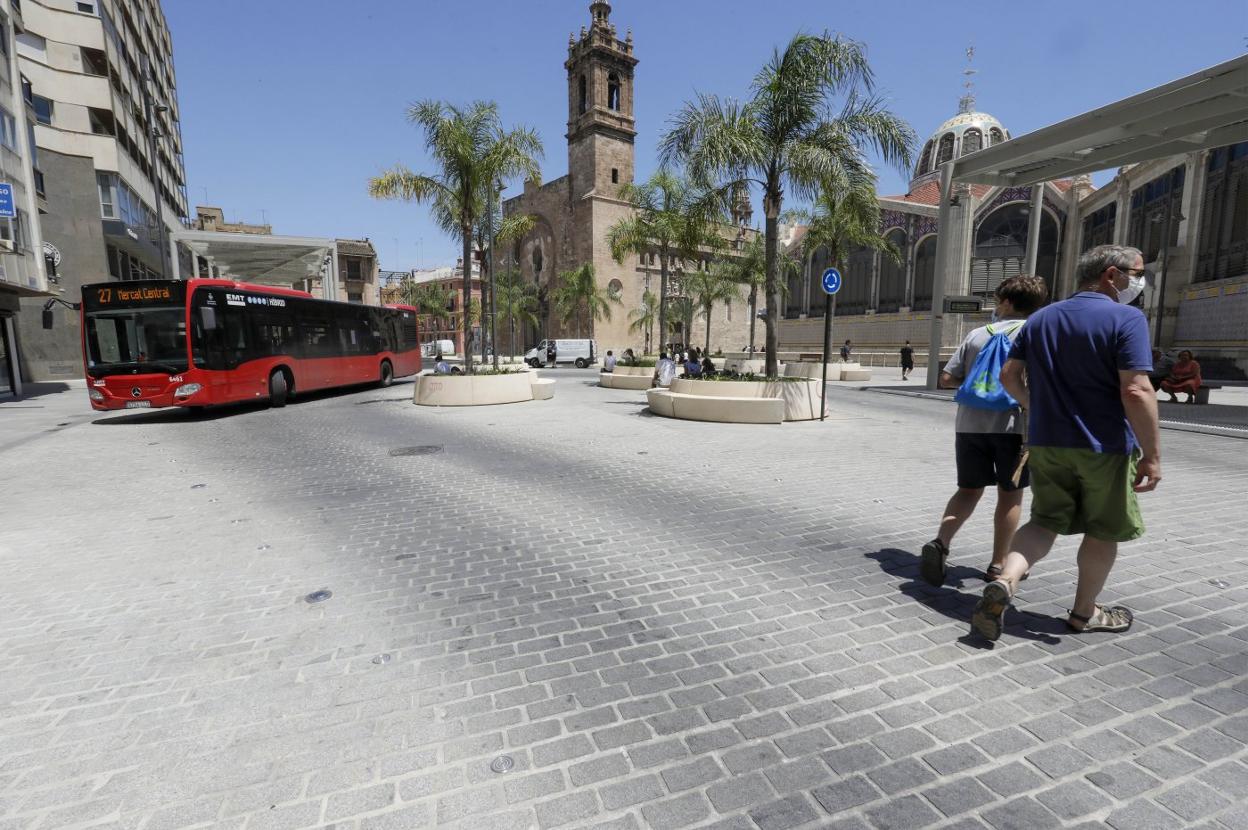 Un autobús enfila la plaza tras girar al norte de la misma, este jueves por la mañana. 