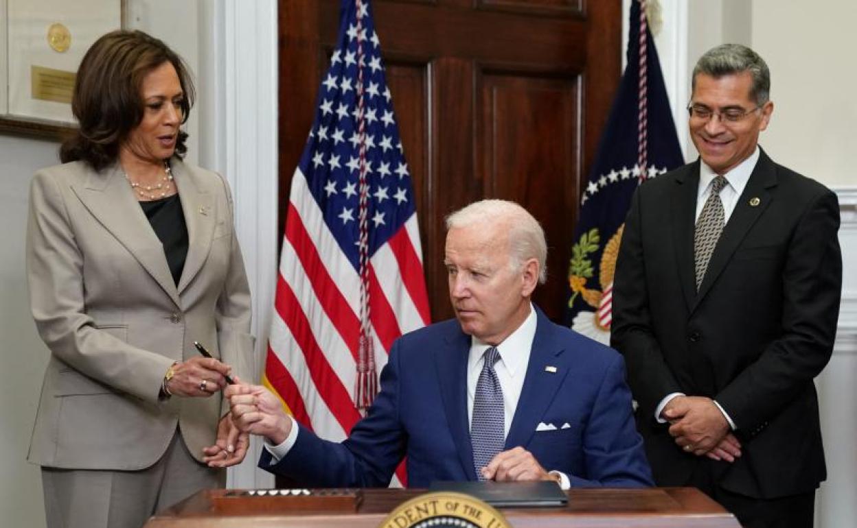 Biden al firmar la orden ejecutiva que protege el acceso a los servicios de salud reproductiva. 