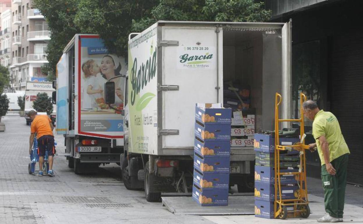 Operación de descarga en el centro de Valencia. 