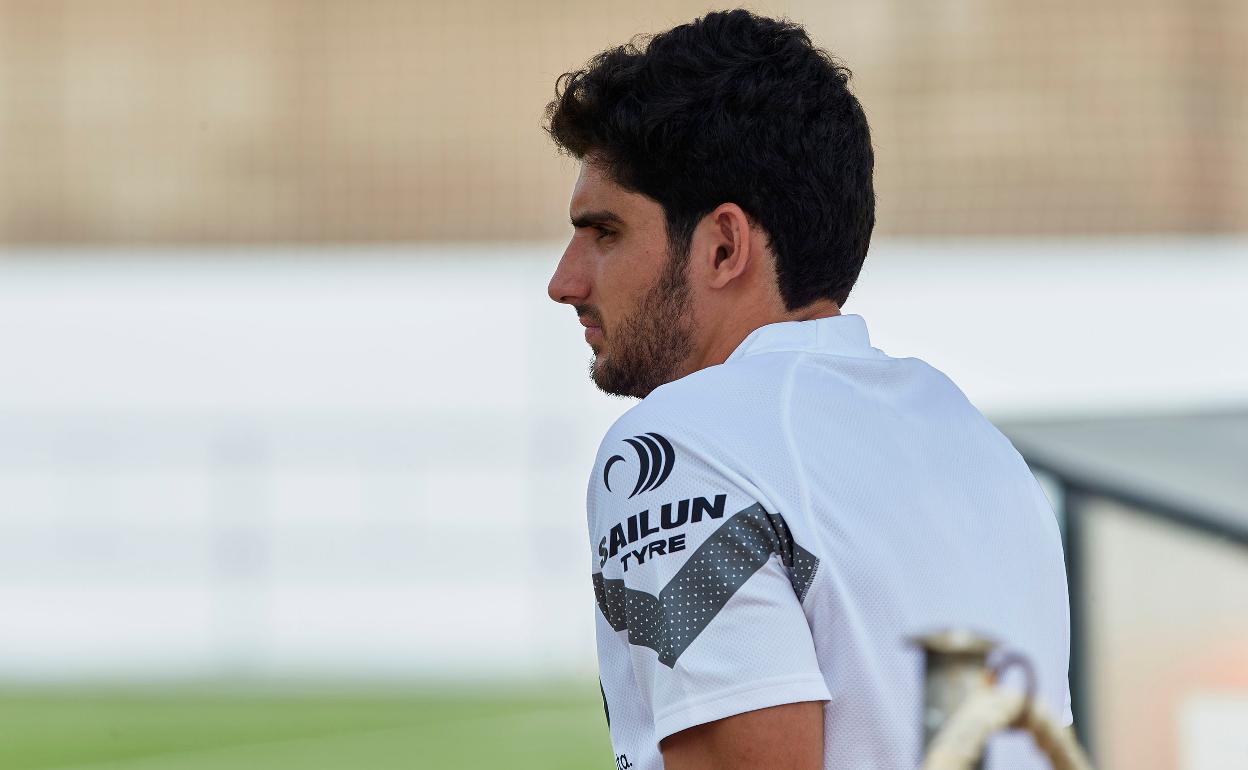 Gonçalo Guedes, pensativo durante un entrenamiento en la Ciudad Deportiva de Paterna