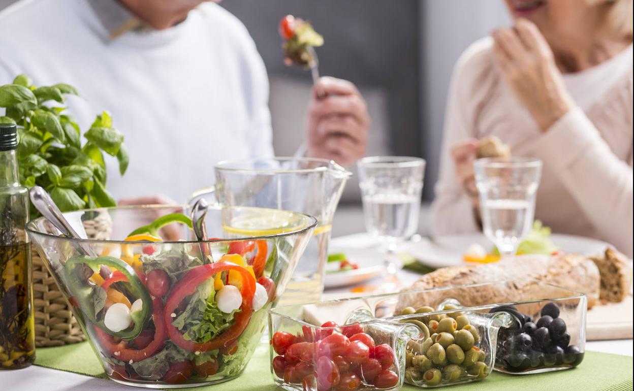 Una pareja disfruta de una comida saludable.