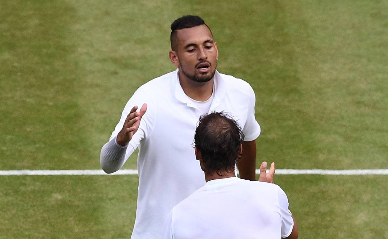 Nick Kyrgios saluda a Rafa Nadal. 