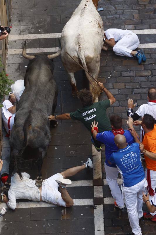 La carrera ha vivido sus momentos más inquietantes en la curva de Mercaderes, donde varios jóvenes han sido pisoteados. 