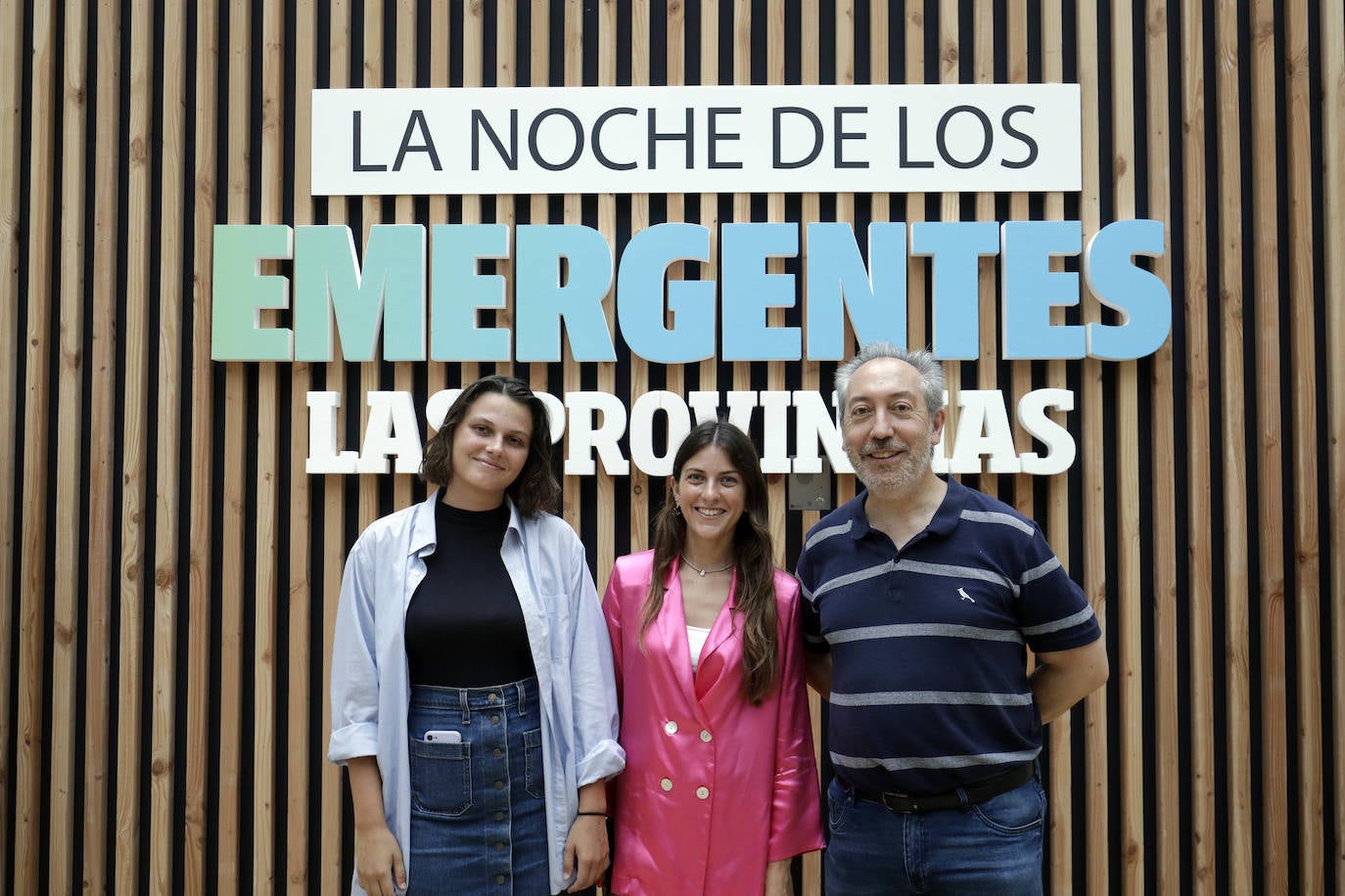 Elena García y Sara Bonillo, de LAS PROVINCIAS, junto al profesor Juan Luis Costa.