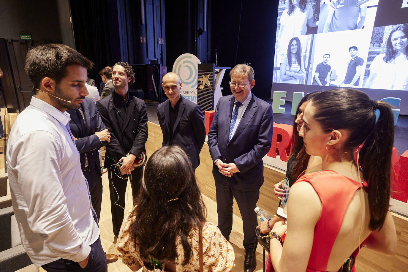 El director del diario, Jesús Trelis, y el presidente de la Generalitat, Ximo Puig, conversan con los jóvenes emergentes tras la gala.