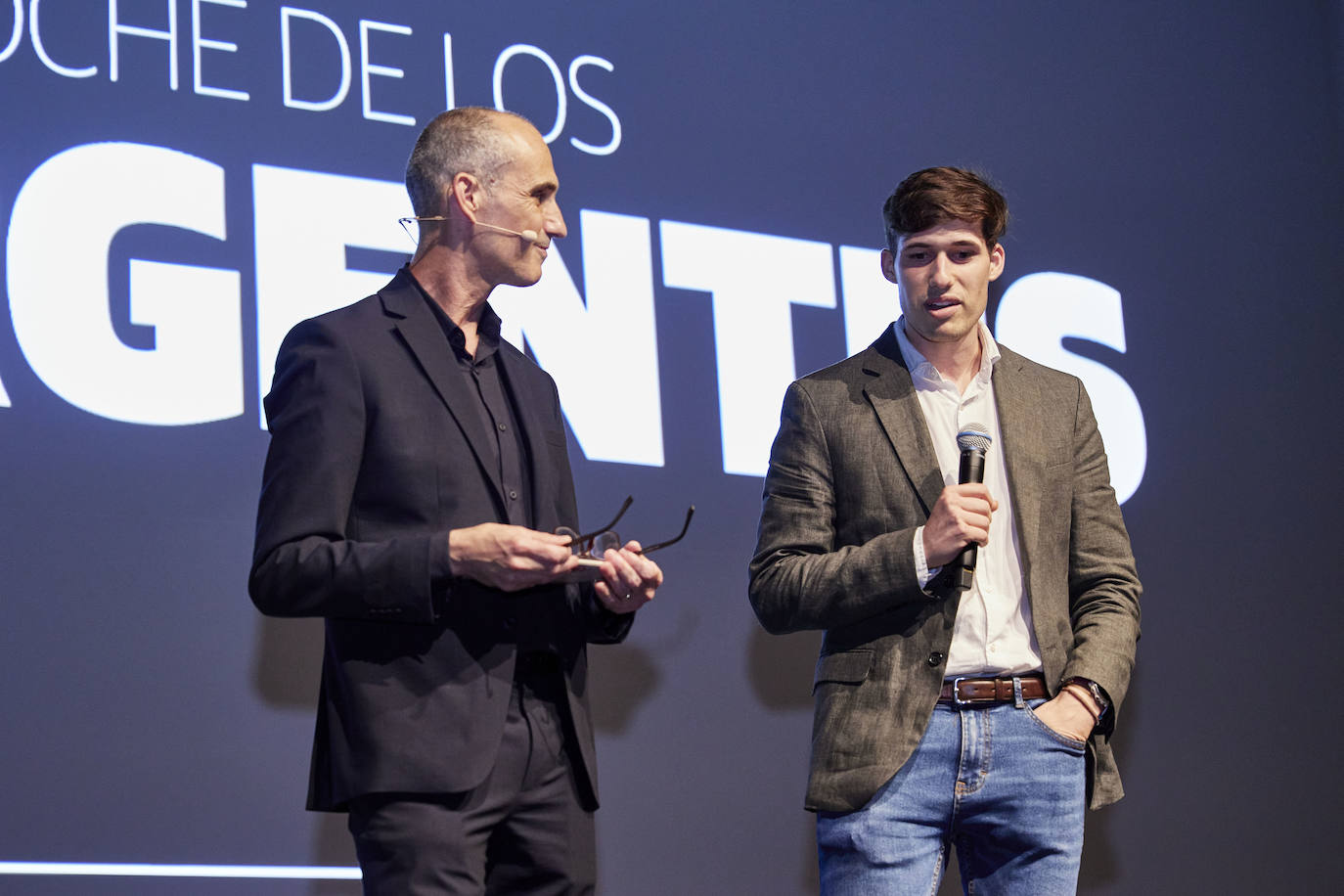 El director de LAS PROVINCIAS, Jesús Trelis, conversa en el escenario con el concejal Borja Sanjuán.