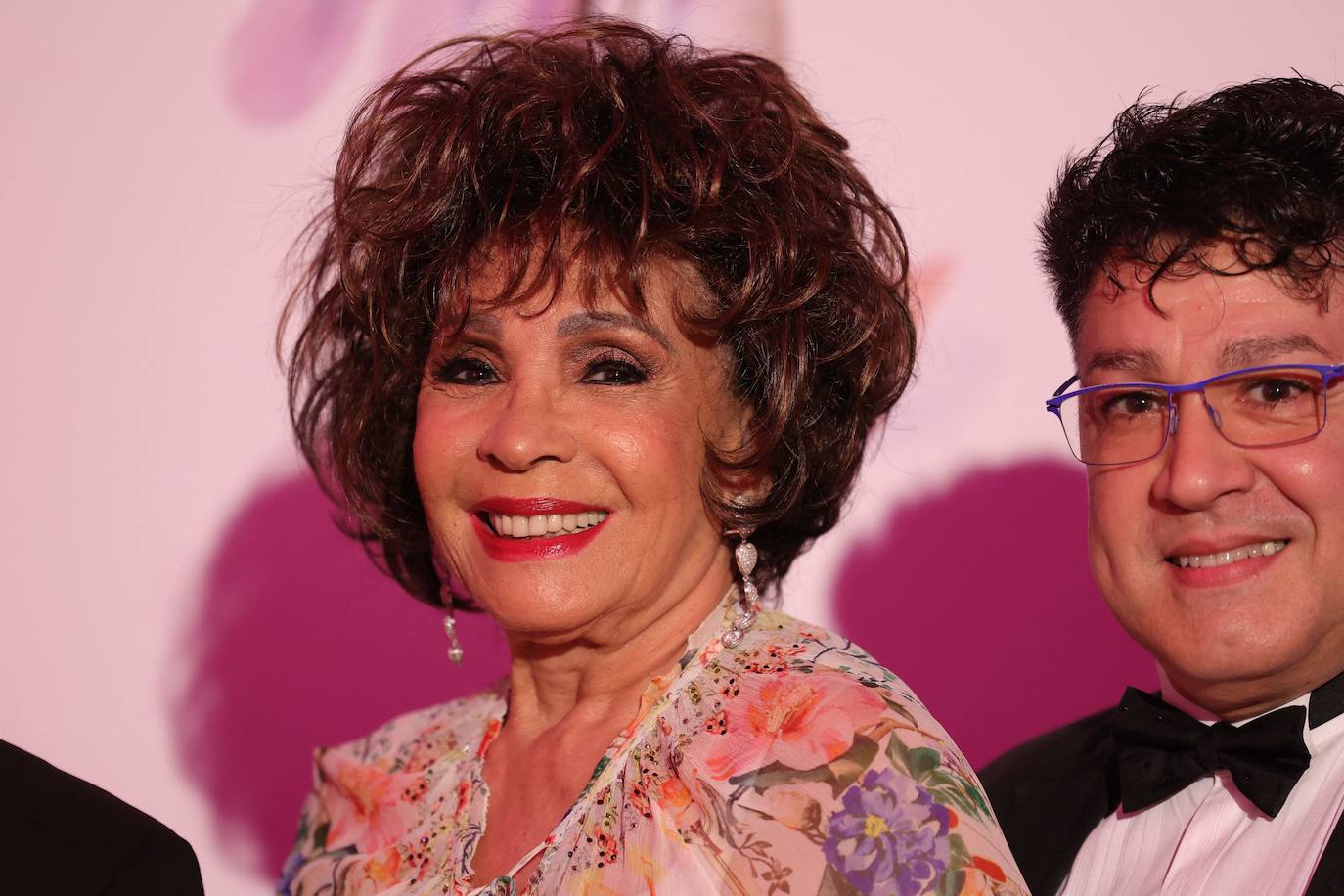 Shirley Bassey, a la izquierda de la imagen