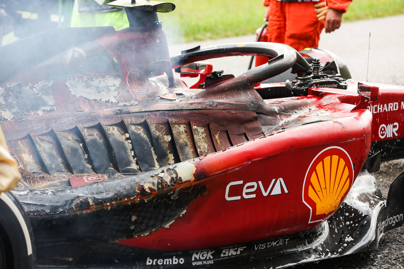 Fotos: El ferrari de Carlos Sainz en llamas en el GP de Austria 2022