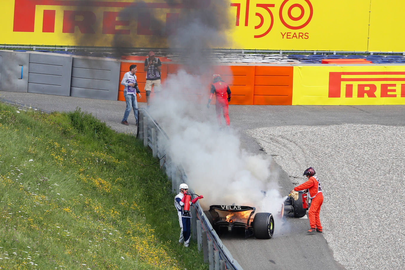 Fotos: El ferrari de Carlos Sainz en llamas en el GP de Austria 2022