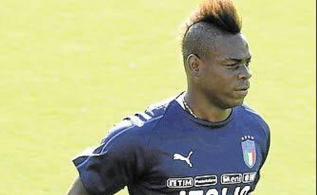 Balotelli es un entrenamiento con la selección italiana