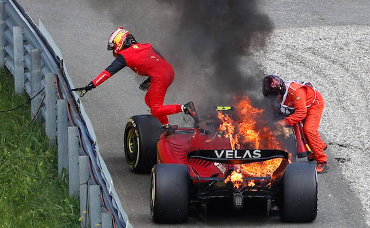 Carlos Sainz escapa del ferrari envuelto en llamas. 