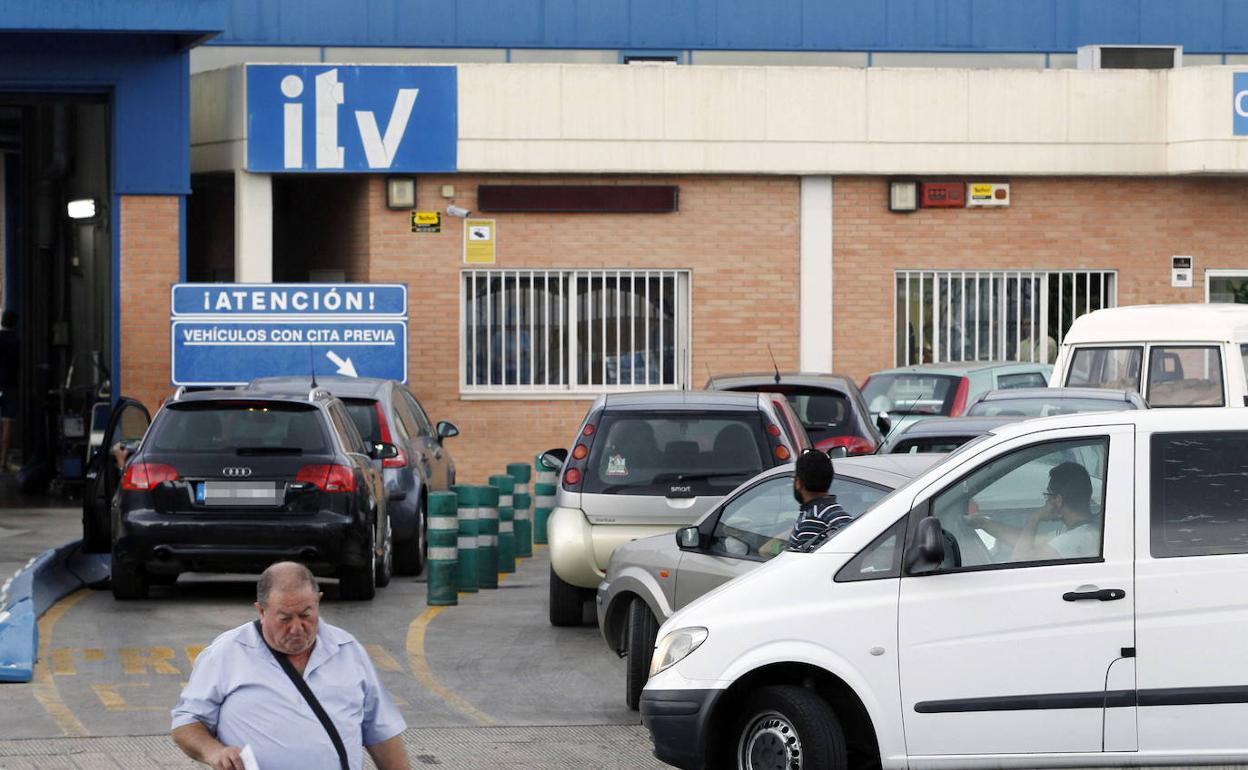 Cola en una de las ITV de la ciudad de Valencia. 