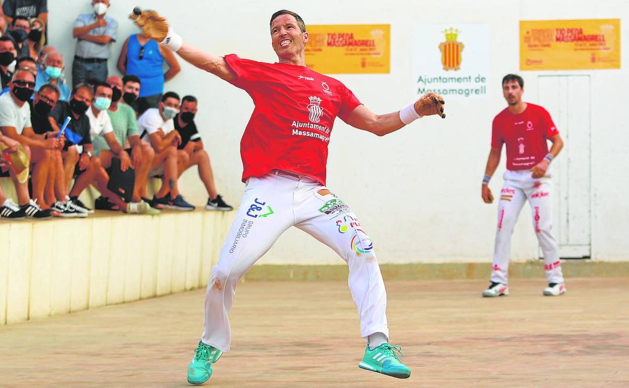 Salva juega de volea durante una partida del Trofeu Tío Pena