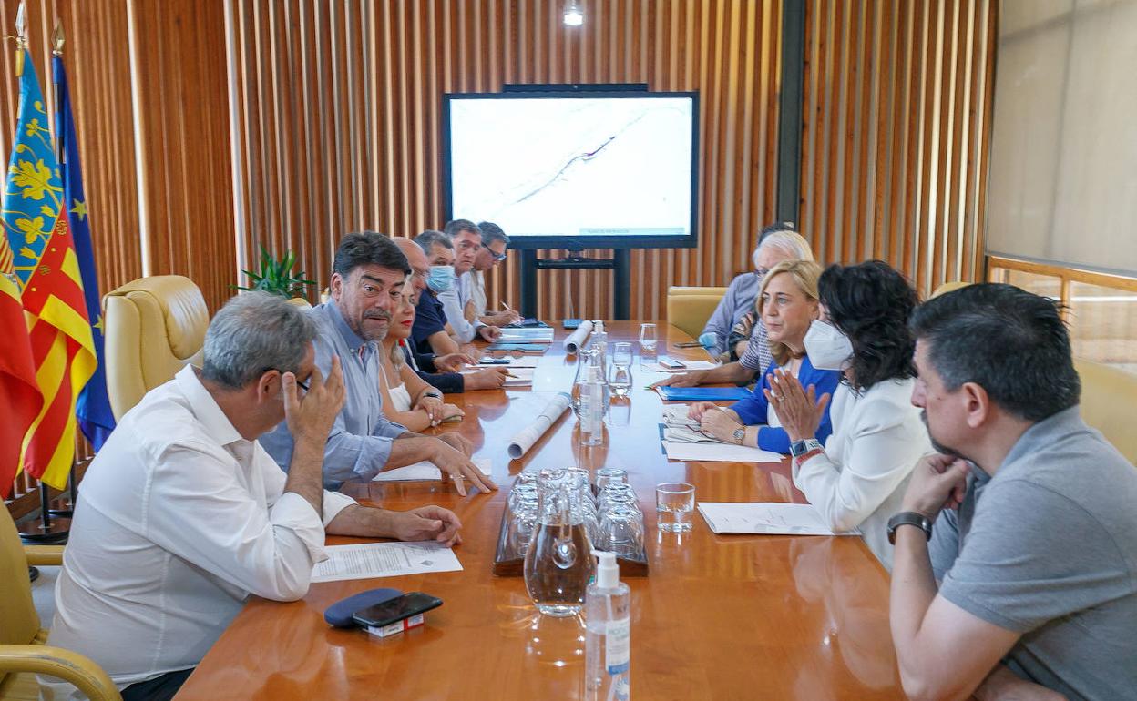 Imagen de la reunión de esta mañana con el alcalde, Luis Barcala, a la cabeza. 