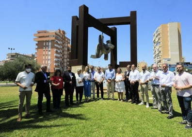 Imagen secundaria 1 - Así ha sido el homenaje a Miguel Ángel Blanco en la glorieta de la Gran Vía a la altura de la calle Alonso Cano. 