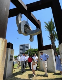 Imagen secundaria 2 - Así ha sido el homenaje a Miguel Ángel Blanco en la glorieta de la Gran Vía a la altura de la calle Alonso Cano. 