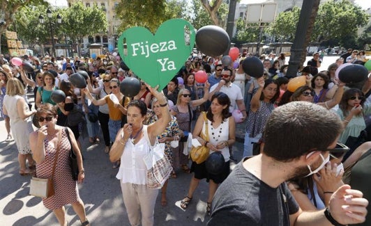 Concentración de interinos en la plaza del Ayuntamiento. 