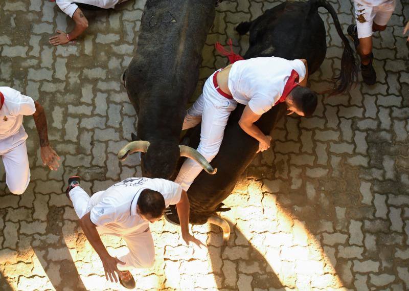 Fotos: Así ha sido el accidentado quinto encierro de &#039;San Fermín&#039;