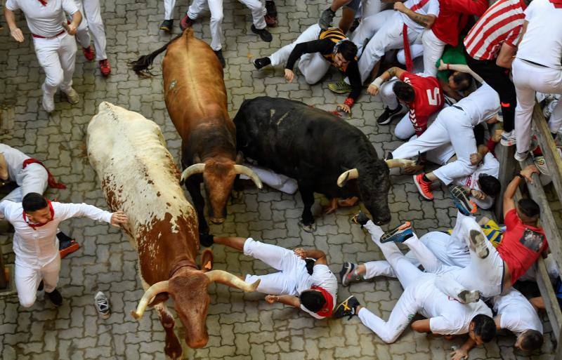Fotos: Así ha sido el accidentado quinto encierro de &#039;San Fermín&#039;