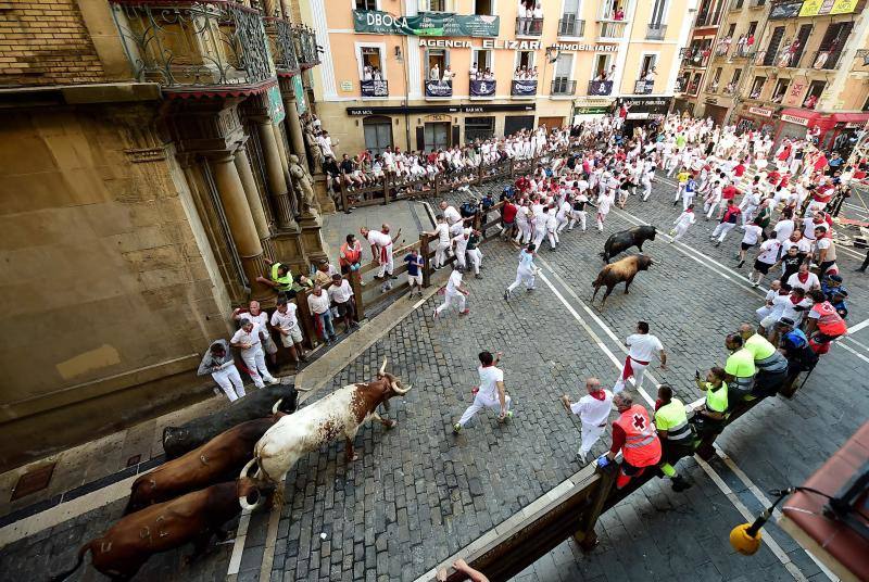 Fotos: Así ha sido el accidentado quinto encierro de &#039;San Fermín&#039;