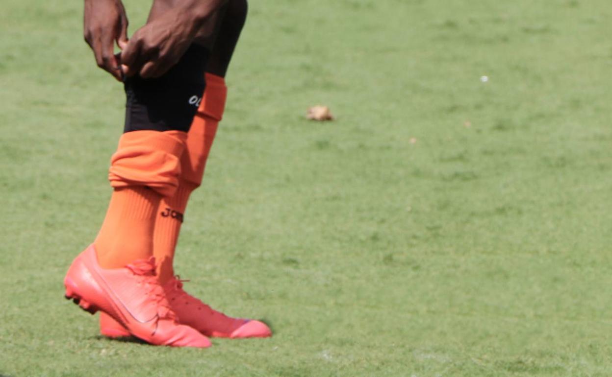 Un futbolista, poniéndose el dispositivo GPS Oliver. 