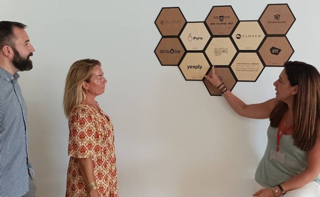 Israel Griol, María Márquez y Esther Gómez junto al 'Hall of Fame' de StartUPV. 