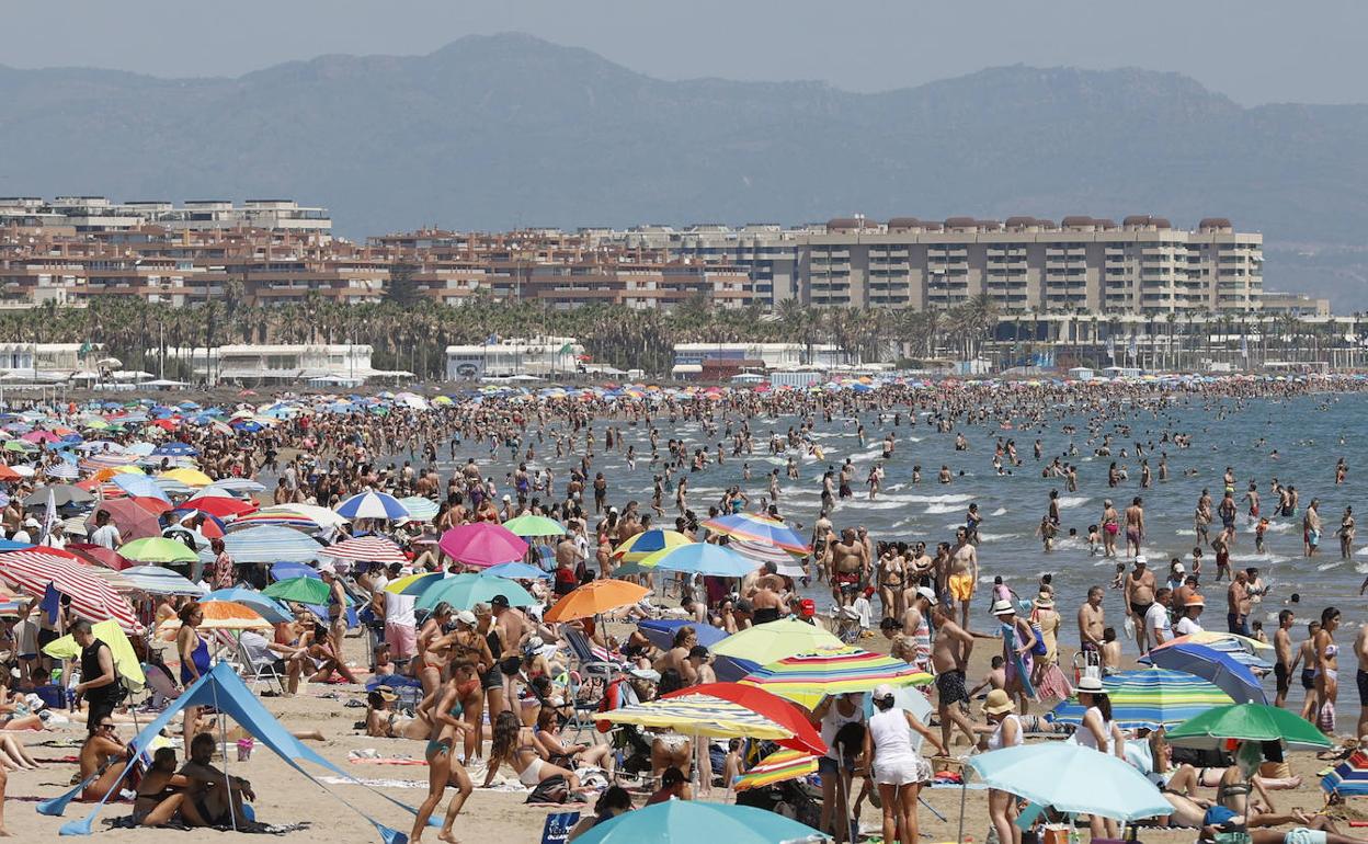 Bañistas en la playa de la Malvarrosa. 