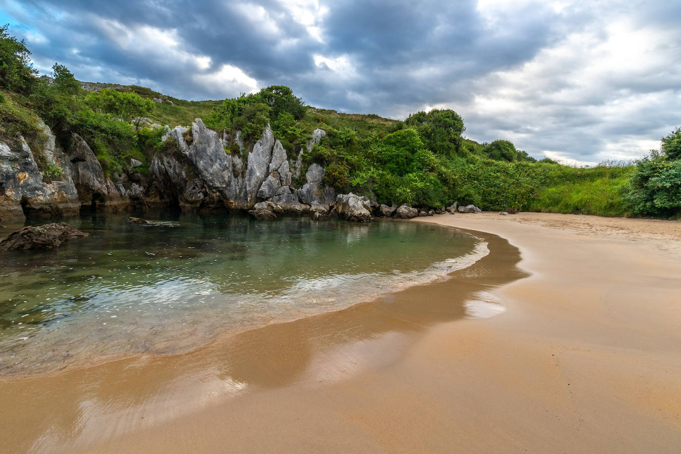 5.- Playa de Gulpiyuri, Llanes (Asturias)