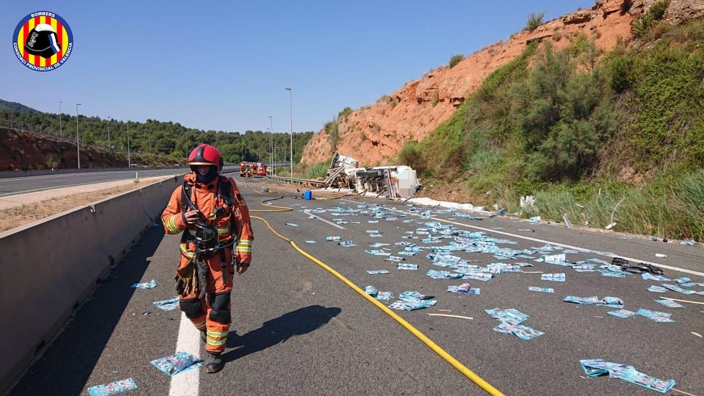 Fotos: Un accidente entre dos camiones provoca el vertido de miles de litros de gasóleo y corta la A-3