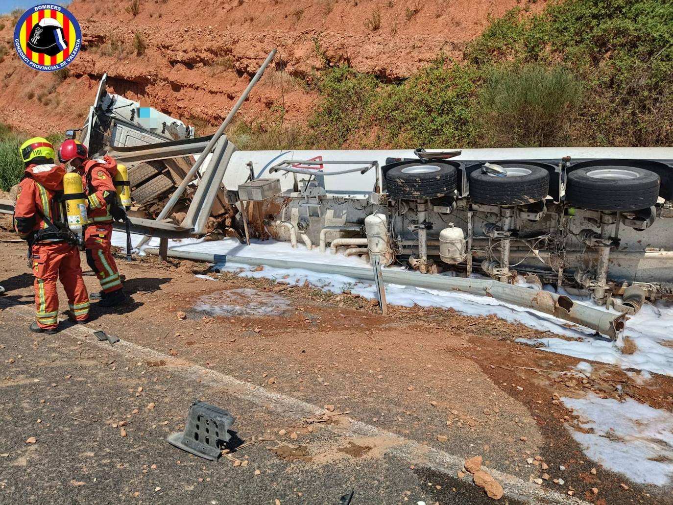 Fotos: Un accidente entre dos camiones provoca el vertido de miles de litros de gasóleo y corta la A-3