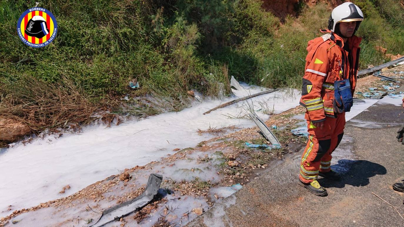 Fotos: Un accidente entre dos camiones provoca el vertido de miles de litros de gasóleo y corta la A-3