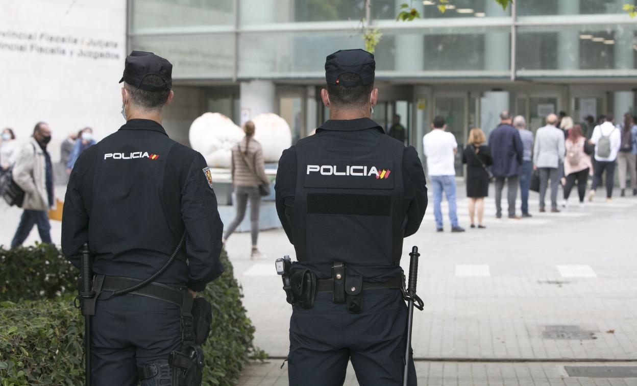 Dos policías nacionales patrullan por la ciudad de Valencia. 