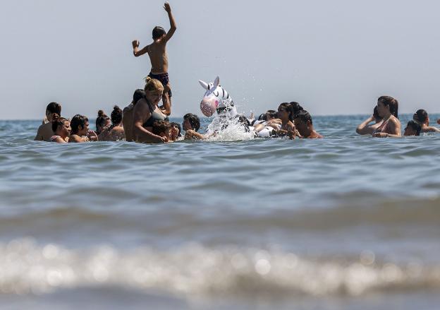 Un grupo de bañistas ayer en la playa. 